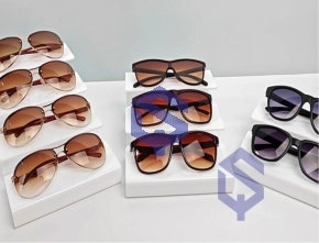 Stepped acrylic glasses display stand