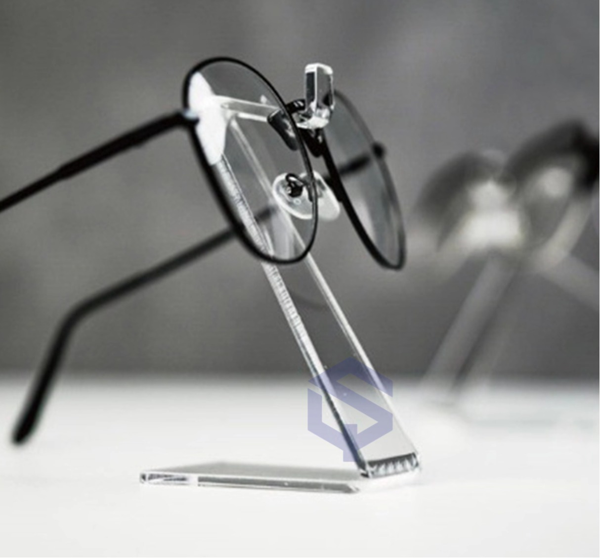 Heat-bent acrylic glasses display