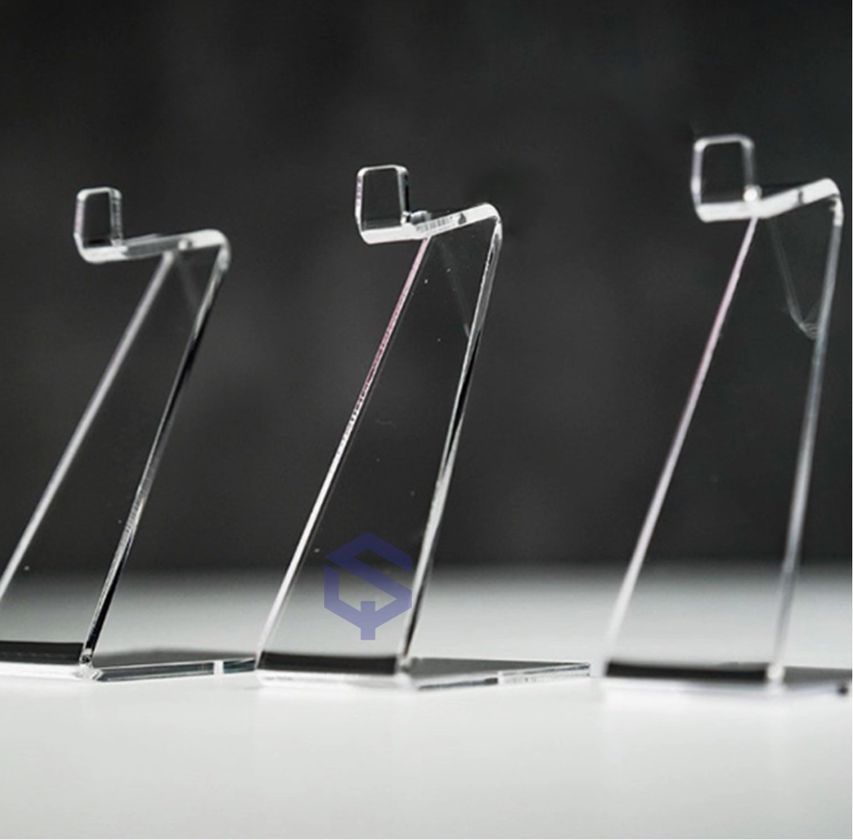 Heat-bent acrylic glasses display
