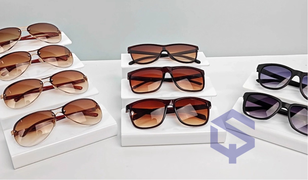 Stepped acrylic glasses display stand