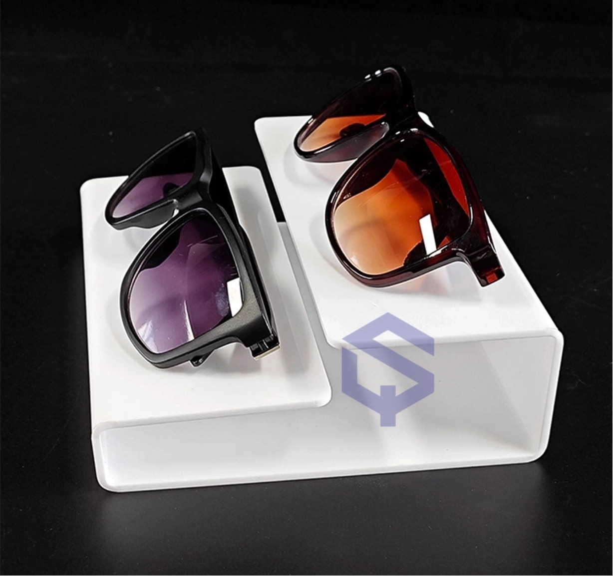 Stepped acrylic glasses display stand