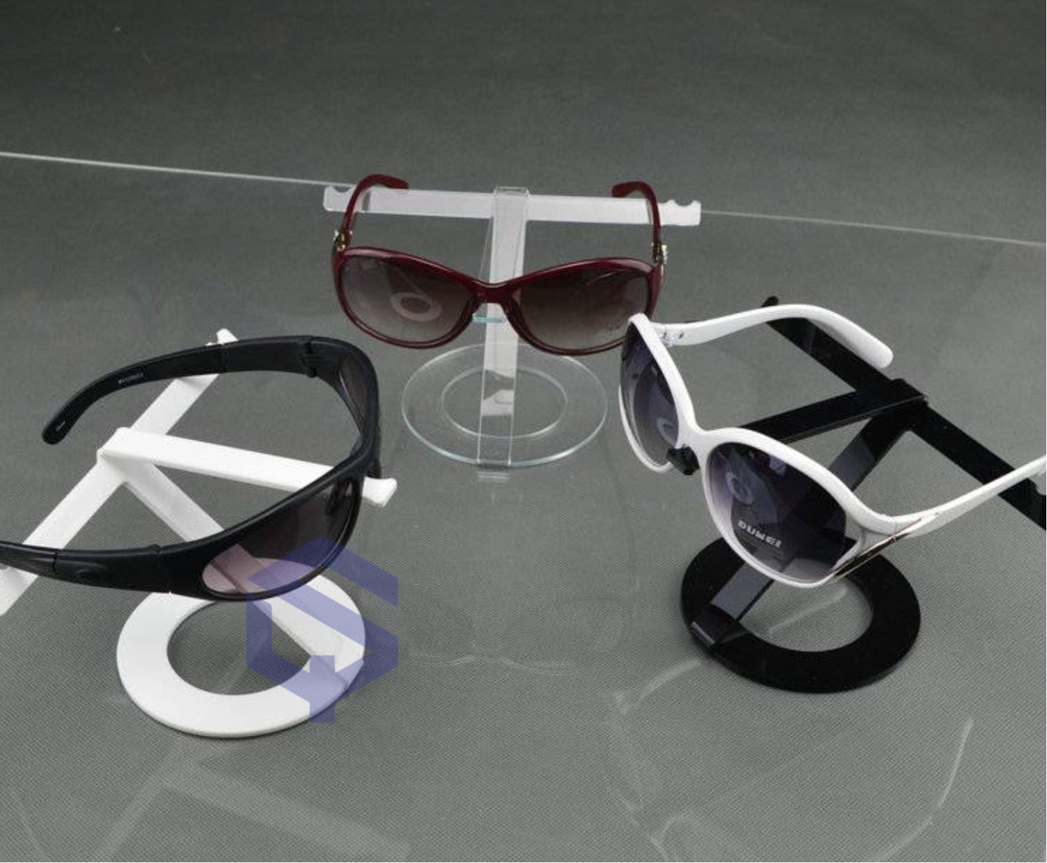 Simple acrylic glasses display stand